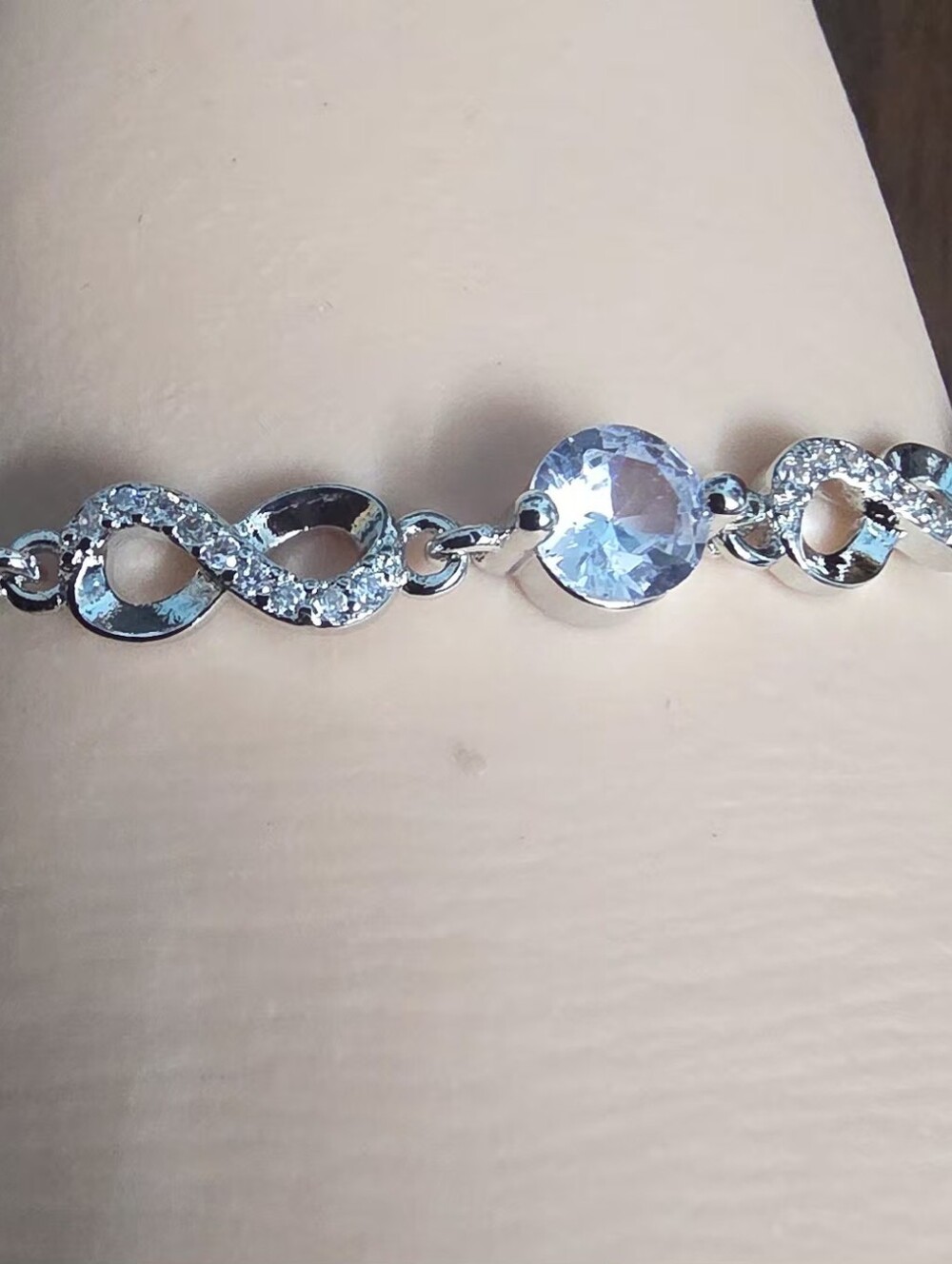 Elegant sterling silver s925 bracelet featuring sparkling round cubic zirconia s